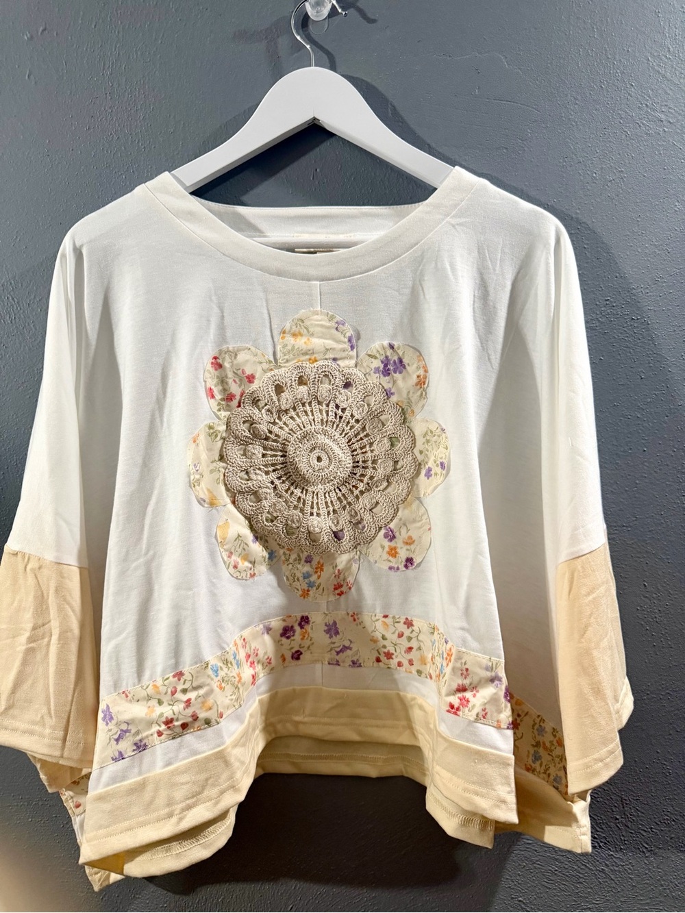 NWOT.Cream Floral Crochet-Appliqué Pullover Shirt